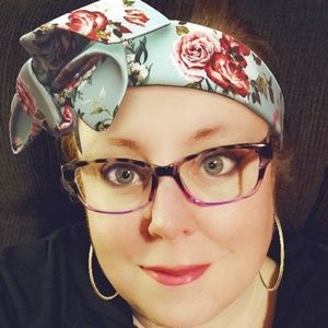 Meet your Posher, Lora